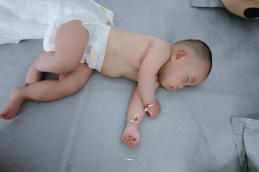 海东怀孕多久会显肚子